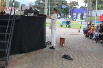 Foto - Espetáculo Caixola Brincante apresentado pelo Teatro a Bordo