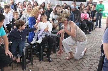 Foto - Espetáculo Caixola Brincante apresentado pelo Teatro a Bordo