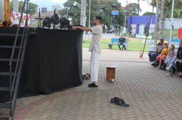 Foto - Espetáculo Caixola Brincante apresentado pelo Teatro a Bordo