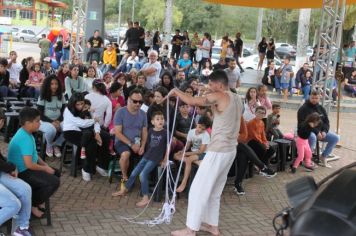 Foto - Espetáculo Caixola Brincante apresentado pelo Teatro a Bordo