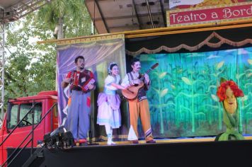 Foto - Espetáculo Caixola Brincante apresentado pelo Teatro a Bordo