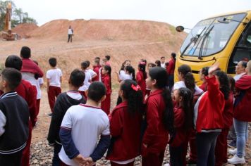 Foto - Alunos da Escola Municipal Francisco José de Lima Jr visitam o aterro sanitário do Município