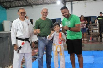 Foto - ESPORTE SANO CAJATI PROMOVE GRADUAÇÃO COM  TROCA DE FAIXAS E DOAÇÃO DE KIMONOS PARA ATLETAS INICIANTES