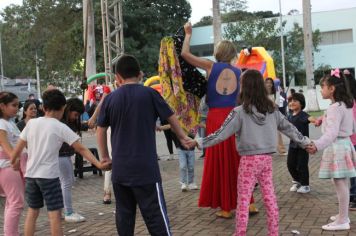 Foto - Espetáculo Caixola Brincante apresentado pelo Teatro a Bordo