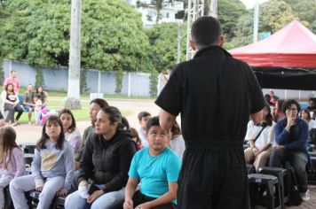 Foto - Espetáculo Caixola Brincante apresentado pelo Teatro a Bordo