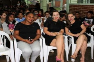Foto - Noite de Autógrafos com Alunos Escritores