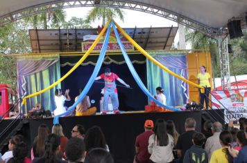 Foto - Espetáculo Caixola Brincante apresentado pelo Teatro a Bordo