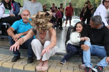 Foto - Espetáculo Caixola Brincante apresentado pelo Teatro a Bordo