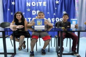 Foto - Noite de Autógrafos com Alunos Escritores