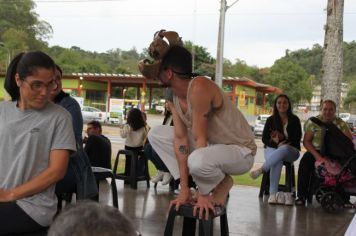 Foto - Espetáculo Caixola Brincante apresentado pelo Teatro a Bordo