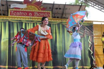 Foto - Espetáculo Caixola Brincante apresentado pelo Teatro a Bordo