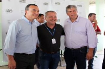 Foto - Entrega de Títulos de Regularização Fundiária