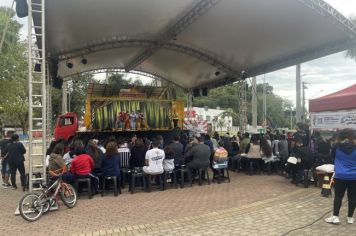 Foto - Espetáculo Caixola Brincante apresentado pelo Teatro a Bordo