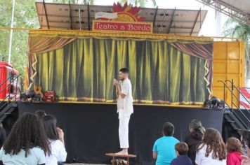 Foto - Espetáculo Caixola Brincante apresentado pelo Teatro a Bordo