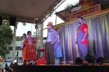 Foto - Espetáculo Caixola Brincante apresentado pelo Teatro a Bordo