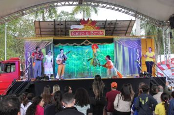 Foto - Espetáculo Caixola Brincante apresentado pelo Teatro a Bordo