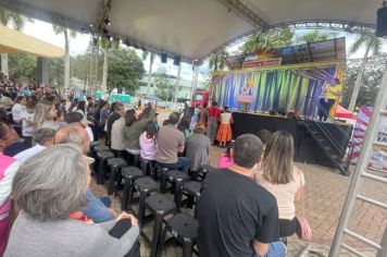 Foto - Espetáculo Caixola Brincante apresentado pelo Teatro a Bordo