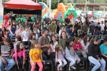 Foto - Espetáculo Caixola Brincante apresentado pelo Teatro a Bordo