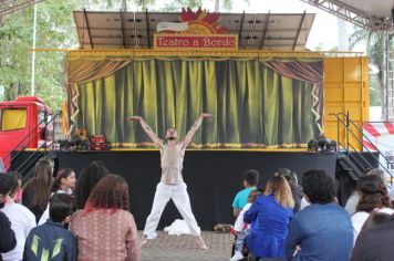 Foto - Espetáculo Caixola Brincante apresentado pelo Teatro a Bordo