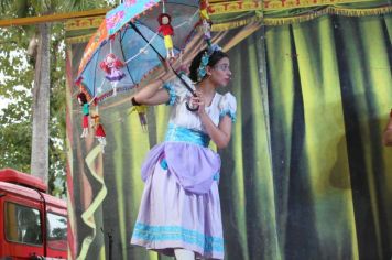 Foto - Espetáculo Caixola Brincante apresentado pelo Teatro a Bordo