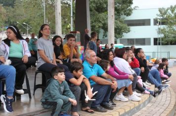 Foto - Espetáculo Caixola Brincante apresentado pelo Teatro a Bordo