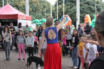 Foto - Espetáculo Caixola Brincante apresentado pelo Teatro a Bordo