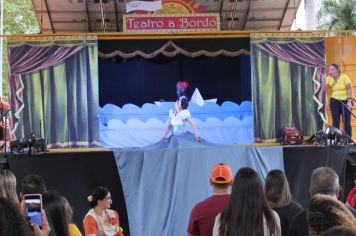 Foto - Espetáculo Caixola Brincante apresentado pelo Teatro a Bordo