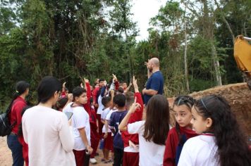 Foto - Alunos da Escola Municipal Francisco José de Lima Jr visitam o aterro sanitário do Município