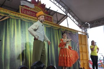 Foto - Espetáculo Caixola Brincante apresentado pelo Teatro a Bordo