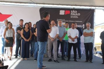 Foto - Inauguração do Empreendimento Cajati D- 65 casas e entrega de 280 títulos de Regularização Fundiária