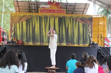 Foto - Espetáculo Caixola Brincante apresentado pelo Teatro a Bordo