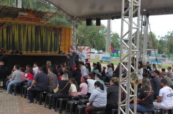 Foto - Espetáculo Caixola Brincante apresentado pelo Teatro a Bordo