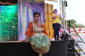 Foto - Espetáculo Caixola Brincante apresentado pelo Teatro a Bordo