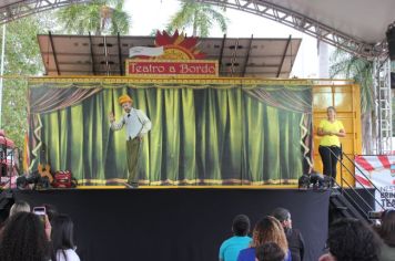 Foto - Espetáculo Caixola Brincante apresentado pelo Teatro a Bordo