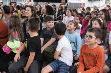 Foto - Espetáculo Caixola Brincante apresentado pelo Teatro a Bordo