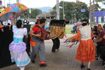 Foto - Espetáculo Caixola Brincante apresentado pelo Teatro a Bordo