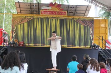 Foto - Espetáculo Caixola Brincante apresentado pelo Teatro a Bordo