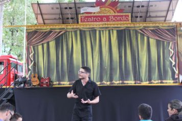 Foto - Espetáculo Caixola Brincante apresentado pelo Teatro a Bordo