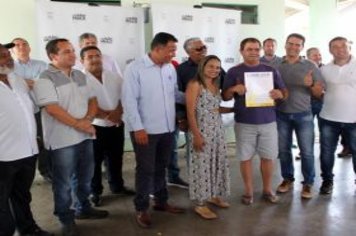 Foto - Entrega de Títulos de Regularização Fundiária