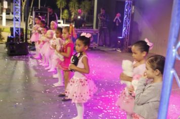 Foto - Cajati comemora o Dia Internacional da Dança apresentando um espetáculo na Praça da Bíblia