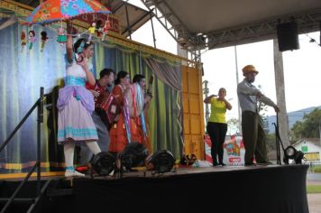 Foto - Espetáculo Caixola Brincante apresentado pelo Teatro a Bordo