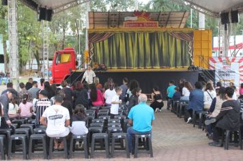 Foto - Espetáculo Caixola Brincante apresentado pelo Teatro a Bordo