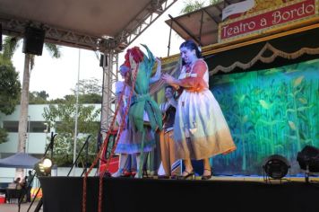 Foto - Espetáculo Caixola Brincante apresentado pelo Teatro a Bordo