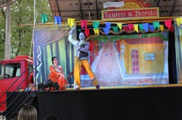 Foto - Espetáculo Caixola Brincante apresentado pelo Teatro a Bordo