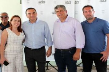 Foto - Entrega de Títulos de Regularização Fundiária