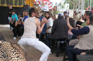 Foto - Espetáculo Caixola Brincante apresentado pelo Teatro a Bordo