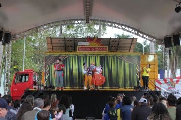 Foto - Espetáculo Caixola Brincante apresentado pelo Teatro a Bordo