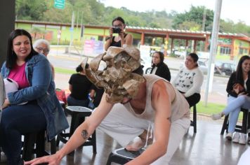 Foto - Espetáculo Caixola Brincante apresentado pelo Teatro a Bordo