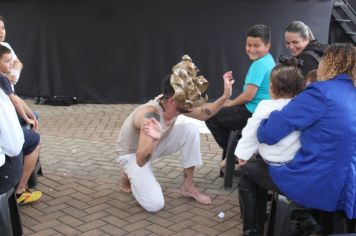 Foto - Espetáculo Caixola Brincante apresentado pelo Teatro a Bordo