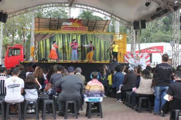 Foto - Espetáculo Caixola Brincante apresentado pelo Teatro a Bordo